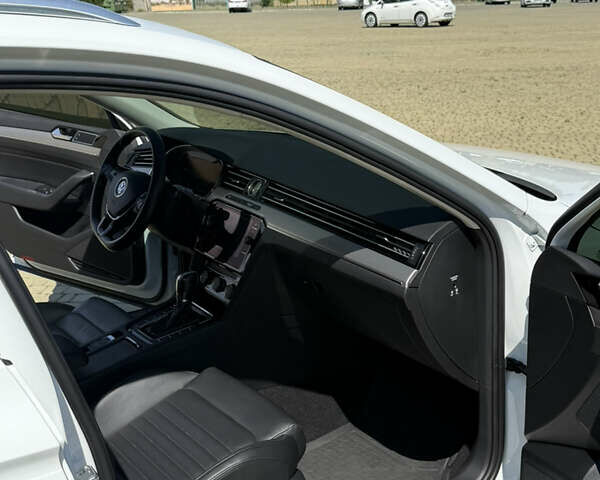 Білий Фольксваген Пассат Альтрак, об'ємом двигуна 2 л та пробігом 176 тис. км за 26500 $, фото 49 на Automoto.ua