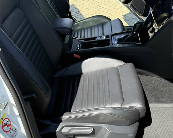 Білий Фольксваген Пассат Альтрак, об'ємом двигуна 2 л та пробігом 176 тис. км за 26500 $, фото 45 на Automoto.ua