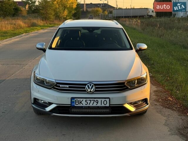 Білий Фольксваген Пассат Альтрак, об'ємом двигуна 2 л та пробігом 213 тис. км за 23500 $, фото 1 на Automoto.ua