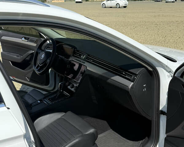 Білий Фольксваген Пассат Альтрак, об'ємом двигуна 2 л та пробігом 176 тис. км за 26500 $, фото 47 на Automoto.ua