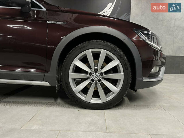 Красный Фольксваген Пассат Альтрак, объемом двигателя 1.97 л и пробегом 222 тыс. км за 25000 $, фото 4 на Automoto.ua