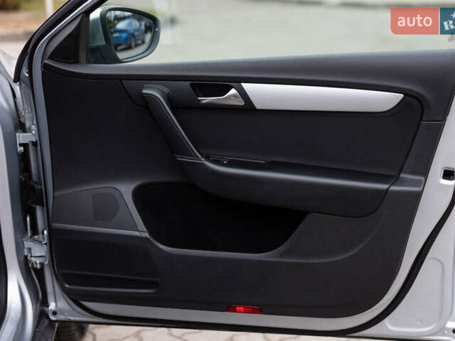 Сірий Фольксваген Пассат Альтрак, об'ємом двигуна 2 л та пробігом 259 тис. км за 13300 $, фото 59 на Automoto.ua