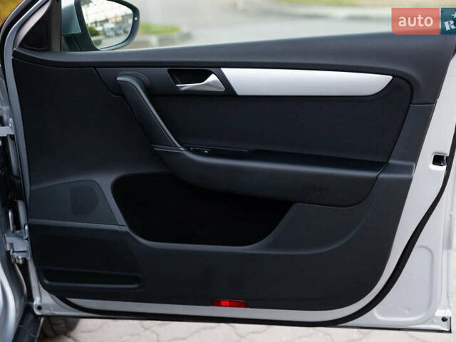 Серый Фольксваген Пассат Альтрак, объемом двигателя 2 л и пробегом 259 тыс. км за 13800 $, фото 64 на Automoto.ua