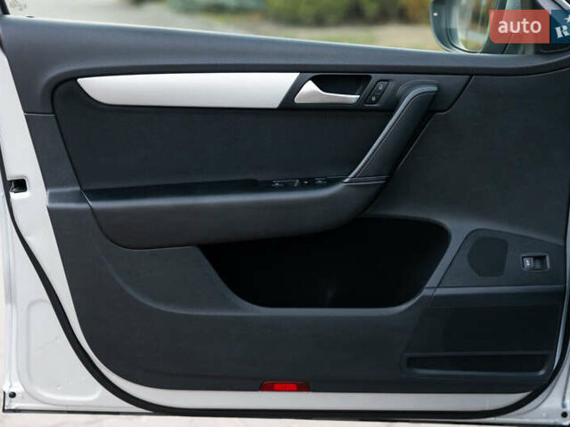 Серый Фольксваген Пассат Альтрак, объемом двигателя 2 л и пробегом 259 тыс. км за 13800 $, фото 25 на Automoto.ua