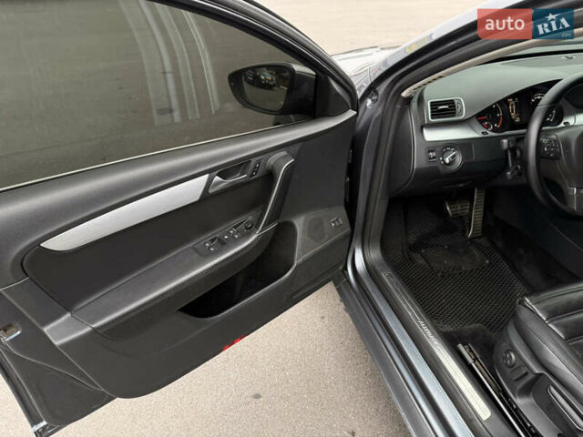 Серый Фольксваген Пассат Альтрак, объемом двигателя 2 л и пробегом 185 тыс. км за 12699 $, фото 35 на Automoto.ua