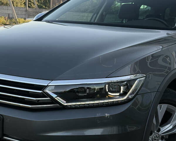 Серый Фольксваген Пассат Альтрак, объемом двигателя 2 л и пробегом 270 тыс. км за 16999 $, фото 4 на Automoto.ua