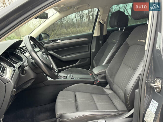 Серый Фольксваген Пассат Альтрак, объемом двигателя 2 л и пробегом 160 тыс. км за 23000 $, фото 20 на Automoto.ua