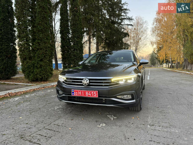Серый Фольксваген Пассат Альтрак, объемом двигателя 2 л и пробегом 215 тыс. км за 23500 $, фото 2 на Automoto.ua