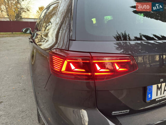 Серый Фольксваген Пассат Альтрак, объемом двигателя 2 л и пробегом 215 тыс. км за 23500 $, фото 21 на Automoto.ua