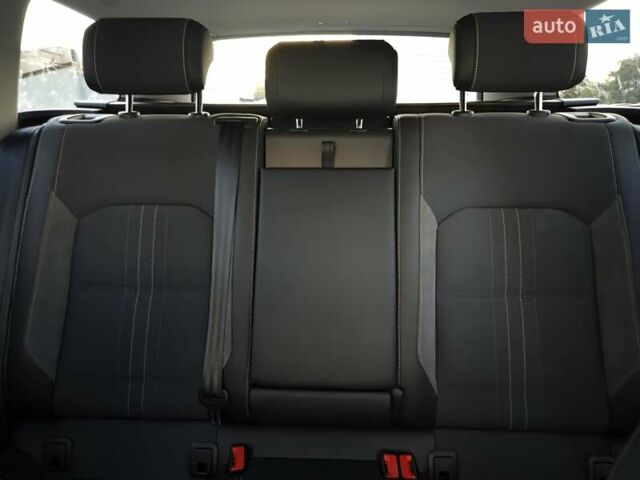 Серый Фольксваген Пассат Альтрак, объемом двигателя 2 л и пробегом 155 тыс. км за 29450 $, фото 27 на Automoto.ua