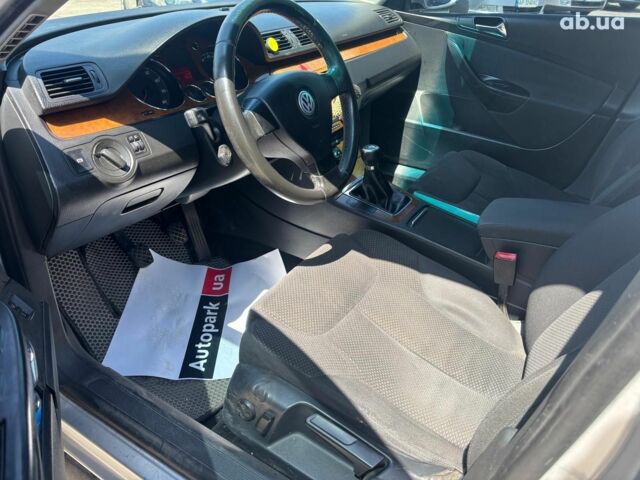 Серый Фольксваген Пассат Б6, объемом двигателя 2 л и пробегом 360 тыс. км за 4990 $, фото 13 на Automoto.ua