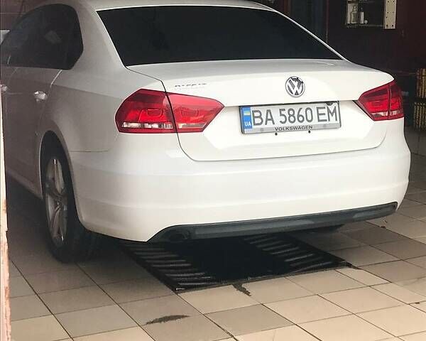 Белый Фольксваген Пассат Б7, объемом двигателя 2.5 л и пробегом 170 тыс. км за 10500 $, фото 8 на Automoto.ua