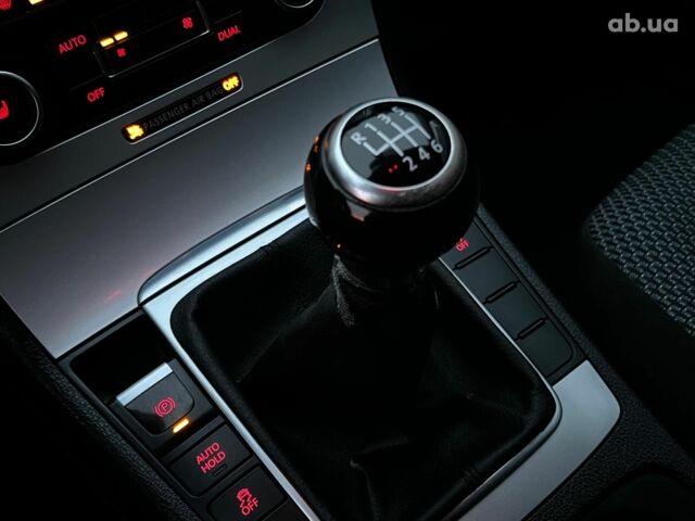 Серый Фольксваген Пассат Б7, объемом двигателя 16 л и пробегом 348 тыс. км за 8790 $, фото 19 на Automoto.ua