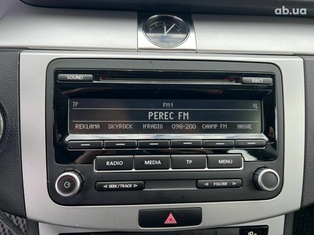 Серый Фольксваген Пассат Б7, объемом двигателя 1.6 л и пробегом 287 тыс. км за 8990 $, фото 29 на Automoto.ua