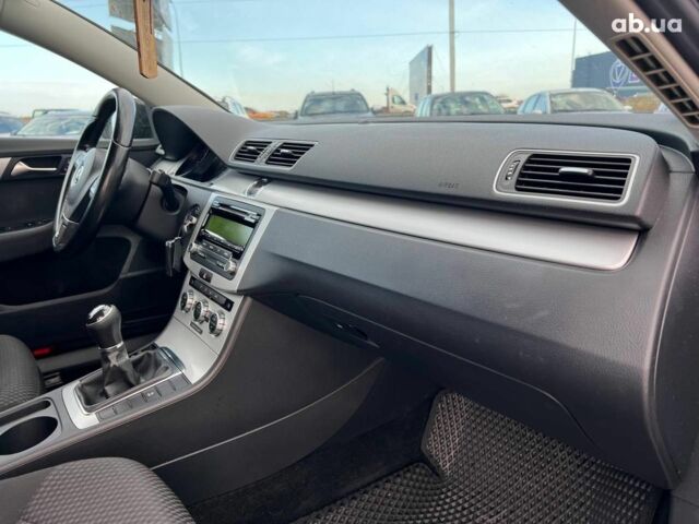 Серый Фольксваген Пассат Б7, объемом двигателя 1.6 л и пробегом 287 тыс. км за 8990 $, фото 40 на Automoto.ua