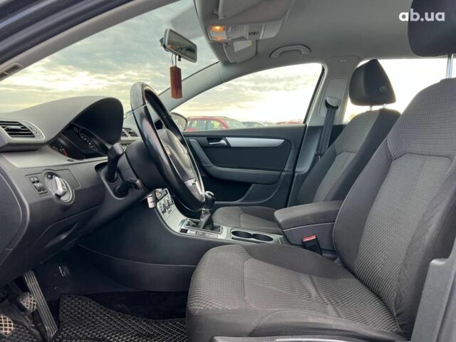 Серый Фольксваген Пассат Б7, объемом двигателя 1.6 л и пробегом 287 тыс. км за 8990 $, фото 19 на Automoto.ua