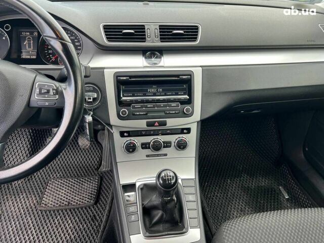 Серый Фольксваген Пассат Б7, объемом двигателя 1.6 л и пробегом 287 тыс. км за 8990 $, фото 27 на Automoto.ua