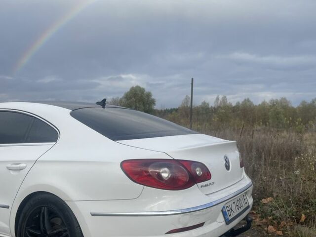 Белый Фольксваген Пассат СС, объемом двигателя 2 л и пробегом 302 тыс. км за 12200 $, фото 3 на Automoto.ua