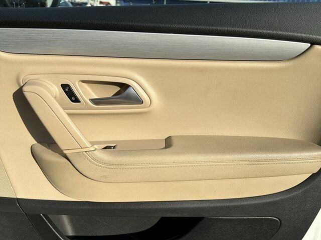 Білий Фольксваген Пассат СС, об'ємом двигуна 2 л та пробігом 187 тис. км за 8400 $, фото 9 на Automoto.ua