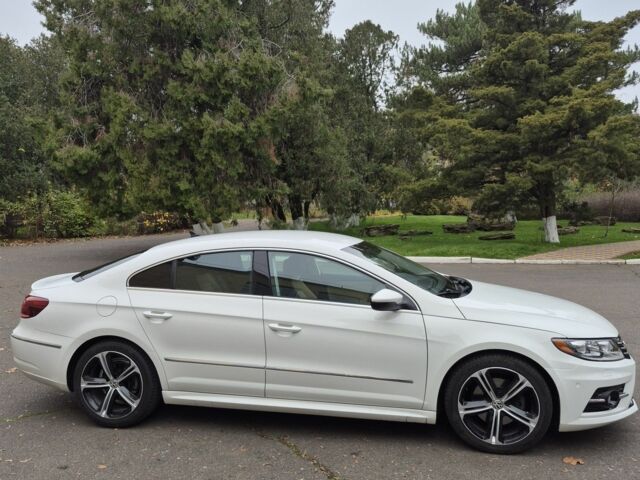 Белый Фольксваген Пассат СС, объемом двигателя 2 л и пробегом 220 тыс. км за 11200 $, фото 1 на Automoto.ua