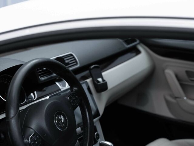 Белый Фольксваген Пассат СС, объемом двигателя 1.8 л и пробегом 280 тыс. км за 8500 $, фото 5 на Automoto.ua