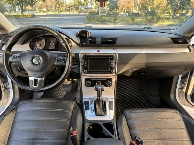 Белый Фольксваген Пассат СС, объемом двигателя 2 л и пробегом 215 тыс. км за 7000 $, фото 7 на Automoto.ua