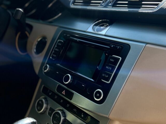 Белый Фольксваген Пассат СС, объемом двигателя 2 л и пробегом 159 тыс. км за 10600 $, фото 10 на Automoto.ua