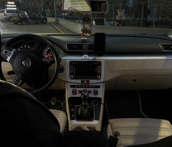 Белый Фольксваген Пассат СС, объемом двигателя 2 л и пробегом 328 тыс. км за 8700 $, фото 6 на Automoto.ua