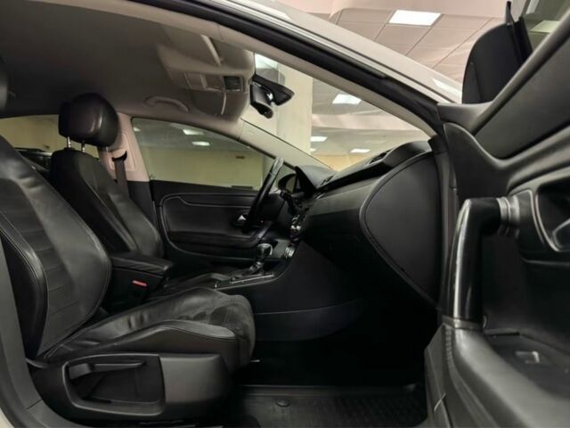 Белый Фольксваген Пассат СС, объемом двигателя 2 л и пробегом 228 тыс. км за 12000 $, фото 5 на Automoto.ua