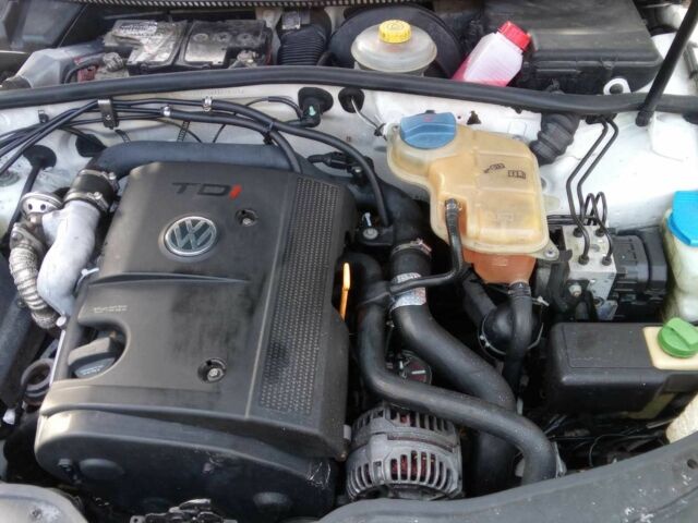 Білий Фольксваген Пассат СС, об'ємом двигуна 1.9 л та пробігом 591 тис. км за 4000 $, фото 3 на Automoto.ua