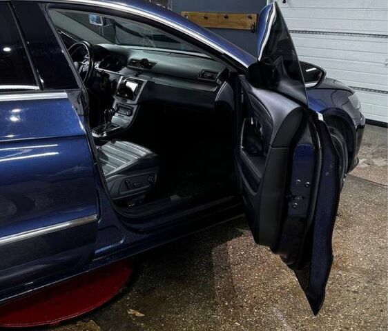 Синий Фольксваген Пассат СС, объемом двигателя 2 л и пробегом 241 тыс. км за 7000 $, фото 5 на Automoto.ua