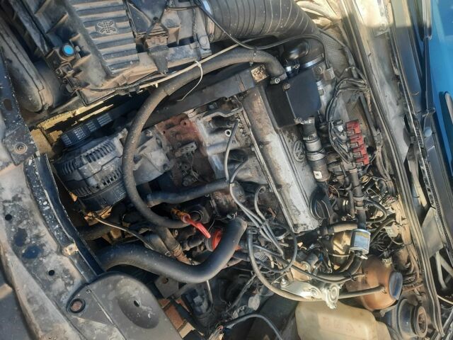 Синий Фольксваген Пассат СС, объемом двигателя 2 л и пробегом 300 тыс. км за 2100 $, фото 10 на Automoto.ua