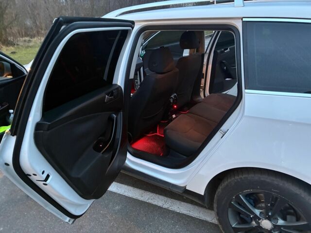 Білий Фольксваген Пассат Варіант, об'ємом двигуна 2 л та пробігом 360 тис. км за 8600 $, фото 8 на Automoto.ua