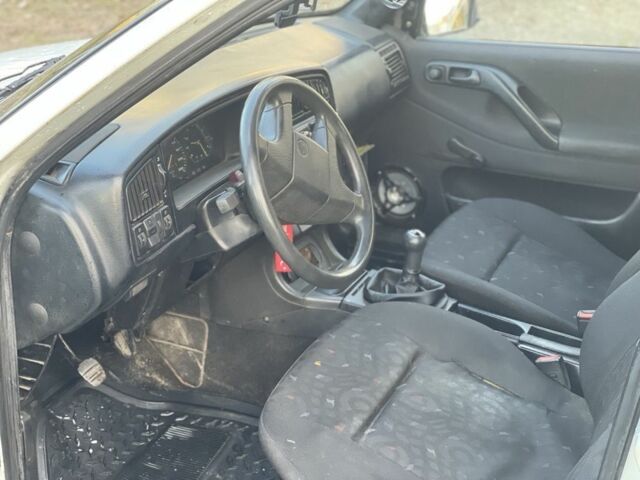 Білий Фольксваген Пассат Варіант, об'ємом двигуна 1.6 л та пробігом 35 тис. км за 1500 $, фото 4 на Automoto.ua