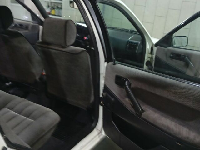 Білий Фольксваген Пассат Варіант, об'ємом двигуна 1.8 л та пробігом 258 тис. км за 2000 $, фото 5 на Automoto.ua