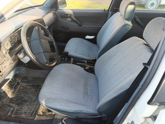 Белый Фольксваген Пассат Вариант, объемом двигателя 1.8 л и пробегом 285 тыс. км за 1150 $, фото 4 на Automoto.ua