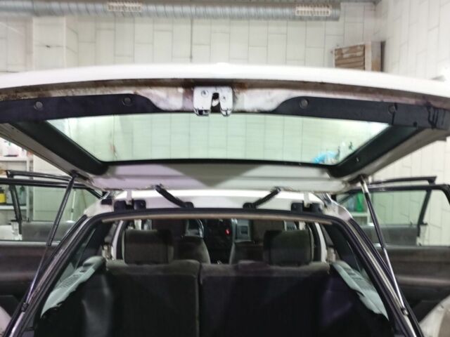 Білий Фольксваген Пассат Варіант, об'ємом двигуна 1.8 л та пробігом 258 тис. км за 2000 $, фото 7 на Automoto.ua