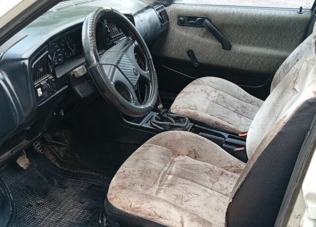 Белый Фольксваген Пассат Вариант, объемом двигателя 1.6 л и пробегом 330 тыс. км за 871 $, фото 17 на Automoto.ua