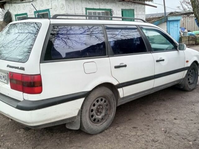 Белый Фольксваген Пассат Вариант, объемом двигателя 2 л и пробегом 300 тыс. км за 2300 $, фото 1 на Automoto.ua