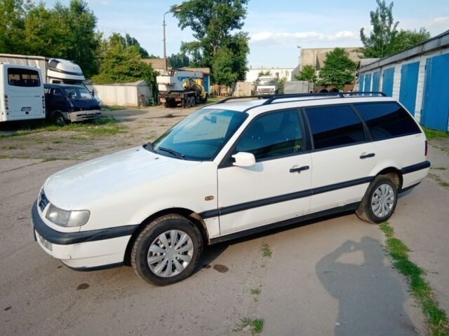 Білий Фольксваген Пассат Варіант, об'ємом двигуна 1.8 л та пробігом 300 тис. км за 2270 $, фото 1 на Automoto.ua