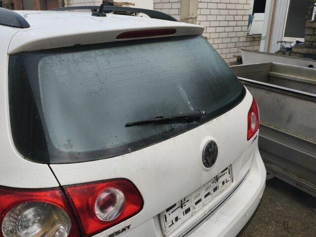 Белый Фольксваген Пассат Вариант, объемом двигателя 2 л и пробегом 300 тыс. км за 2700 $, фото 5 на Automoto.ua