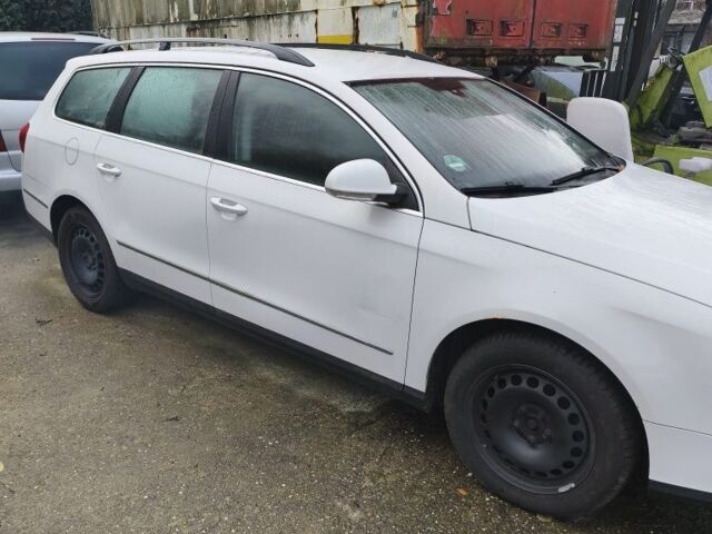 Белый Фольксваген Пассат Вариант, объемом двигателя 2 л и пробегом 300 тыс. км за 2700 $, фото 1 на Automoto.ua