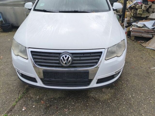 Белый Фольксваген Пассат Вариант, объемом двигателя 2 л и пробегом 300 тыс. км за 2700 $, фото 2 на Automoto.ua