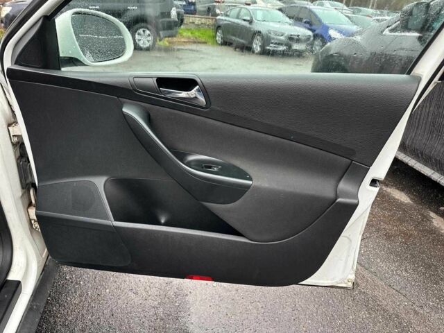 Білий Фольксваген Пассат Варіант, об'ємом двигуна 2 л та пробігом 238 тис. км за 6990 $, фото 13 на Automoto.ua