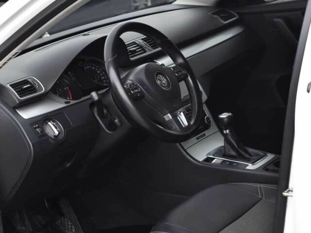 Белый Фольксваген Пассат Вариант, объемом двигателя 2 л и пробегом 300 тыс. км за 8100 $, фото 6 на Automoto.ua