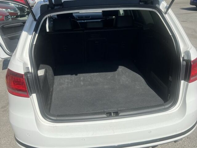 Білий Фольксваген Пассат Варіант, об'ємом двигуна 2 л та пробігом 203 тис. км за 13600 $, фото 2 на Automoto.ua