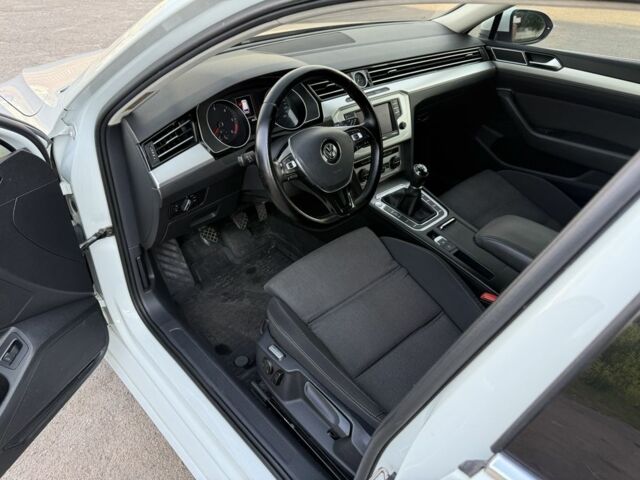 Білий Фольксваген Пассат Варіант, об'ємом двигуна 2 л та пробігом 330 тис. км за 11099 $, фото 12 на Automoto.ua