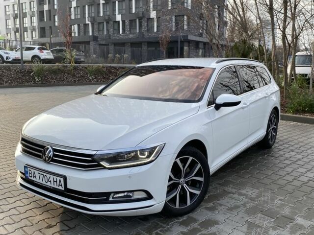 Белый Фольксваген Пассат Вариант, объемом двигателя 2 л и пробегом 245 тыс. км за 15900 $, фото 1 на Automoto.ua