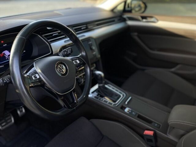 Белый Фольксваген Пассат Вариант, объемом двигателя 2 л и пробегом 245 тыс. км за 15900 $, фото 4 на Automoto.ua