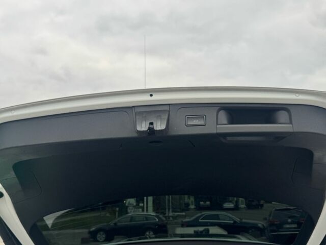 Білий Фольксваген Пассат Варіант, об'ємом двигуна 1.6 л та пробігом 216 тис. км за 13700 $, фото 17 на Automoto.ua